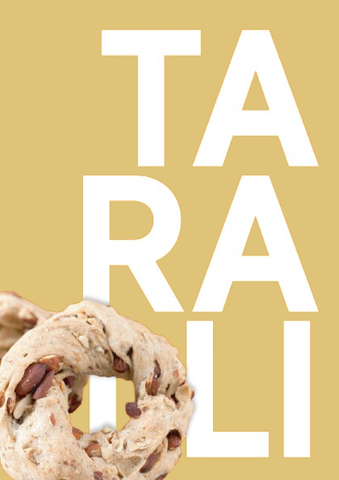 Cartello arancione con testo bianco sovrapposto che recita “TARALI” sopra un anello di pasta frolla in polvere.