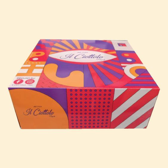 Elegante confezione regalo colorata con motivi geometrici arancioni, rosa, rossi e viola e il marchio