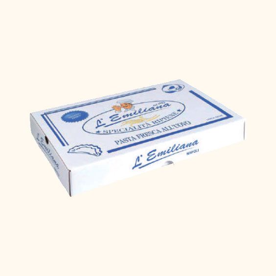 Scatola rettangolare bianca di formaggio L'Ermitage su sfondo neutro