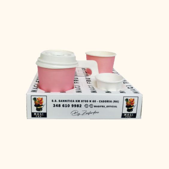 Tazza da caffè da asporto e piccolo bicchiere di carta rosa su una scatola espositiva con logo e numero di telefono.