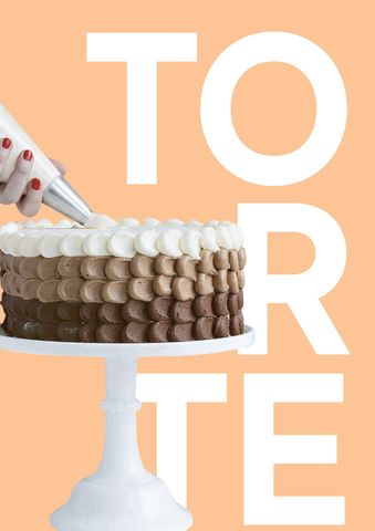 Torta al cioccolato con glassa bianca su un'alzatina bianca, con la scritta 