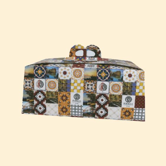 Borsa portaoggetti patchwork colorata con manico superiore su sfondo beige