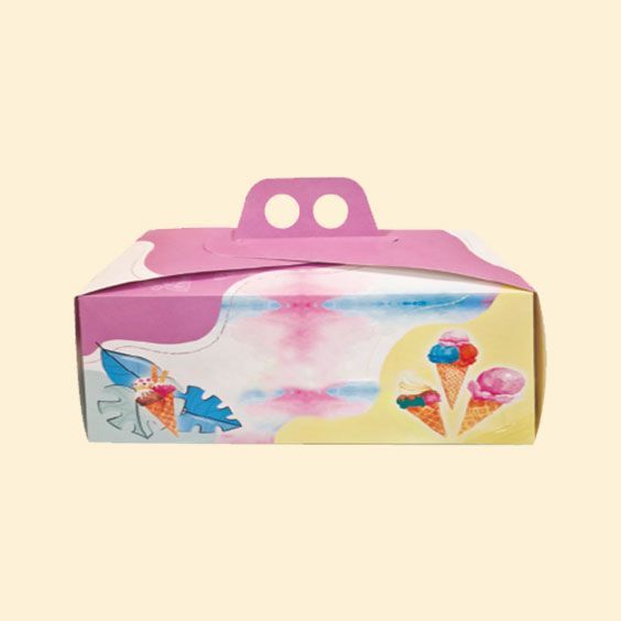 Scatola regalo rosa e pastello con illustrazioni di gelati e spiagge, manico superiore visibile.
