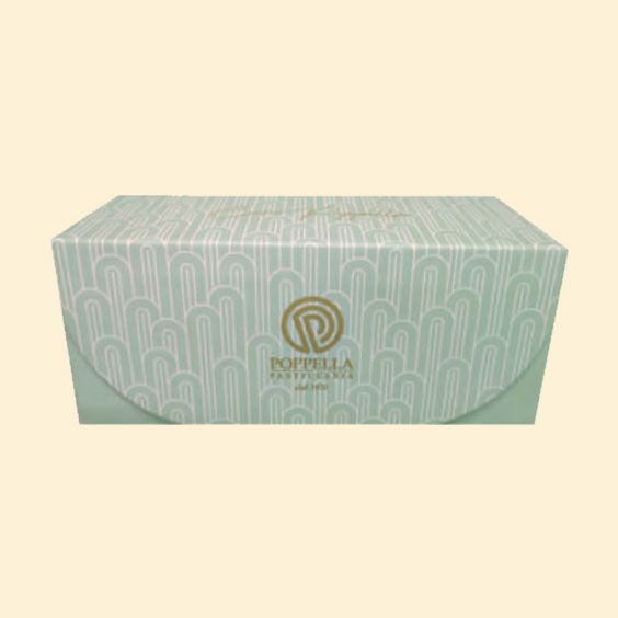 Scatola regalo con motivo verde menta e logo dorato su sfondo beige.