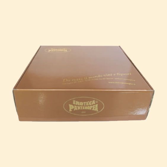 Scatola di cartone marrone con logo e scritta dorati su sfondo beige uniforme.