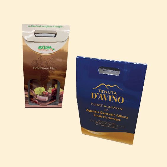 Due sacchetti regalo per il vino, uno beige e marrone, l'altro blu con scritta dorata, mostrati uno accanto all'altro su uno sfondo chiaro.