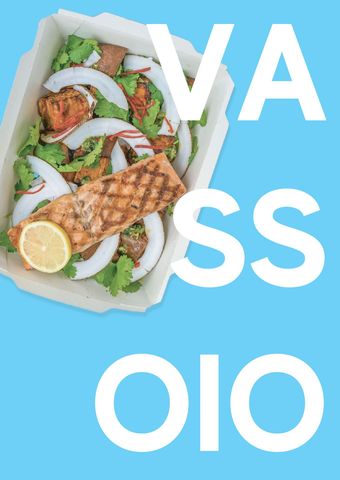 Insalata di pesce grigliato su sfondo azzurro con la scritta bianca 