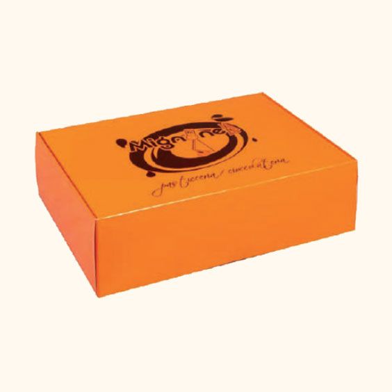 Scatola regalo rettangolare arancione con logo scuro sul coperchio.