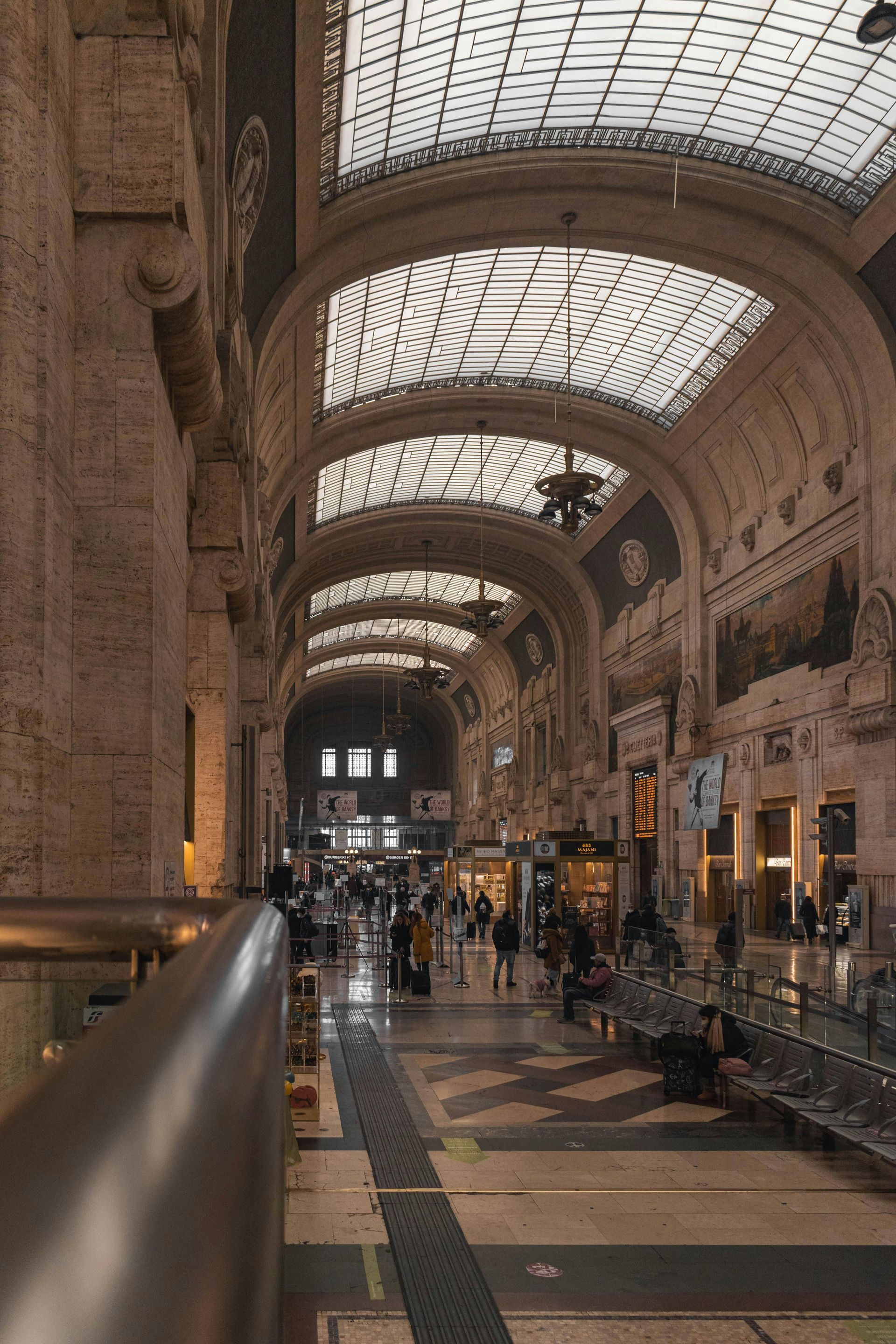 L'imponente atrio ad arco della stazione ferroviaria, con il soffitto in vetro