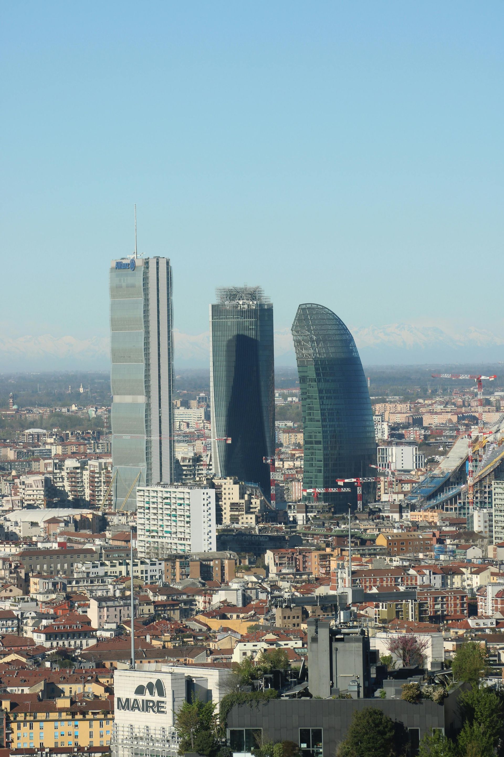 El horizonte de Madrid con sus cuatro torres, incluida la curva Torre Caleido, bajo un cielo azul despejado.