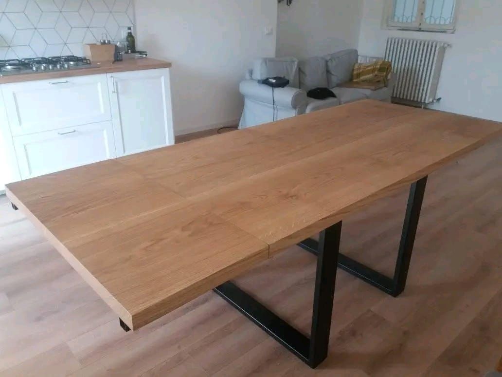 Un tavolo di legno è posizionato nel soggiorno accanto a un divano.