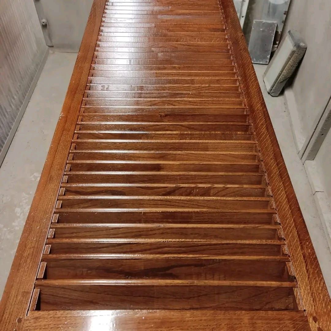Una lunga scala in legno che porta al bagno