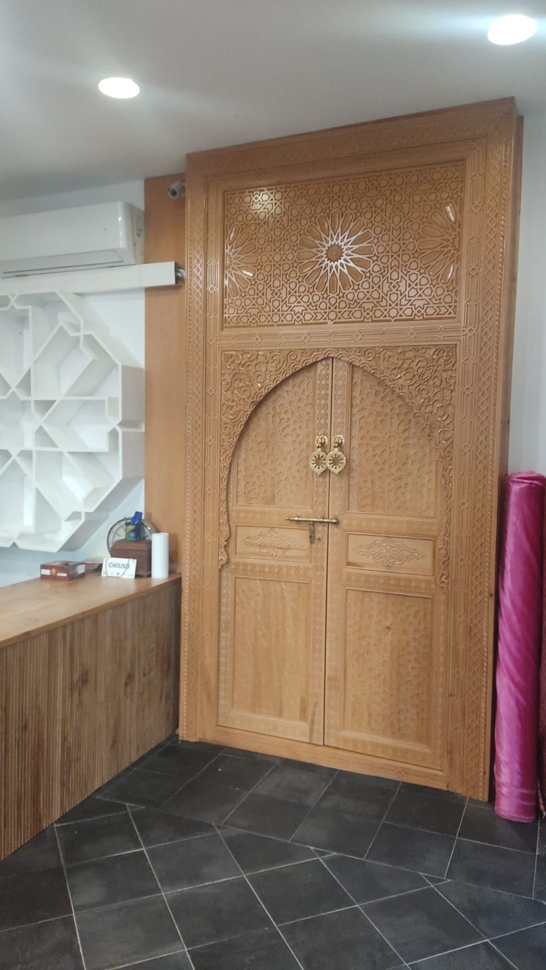 C'è una porta di legno in mezzo a una stanza.