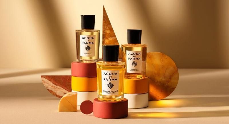 divano angolare rosso in pelle