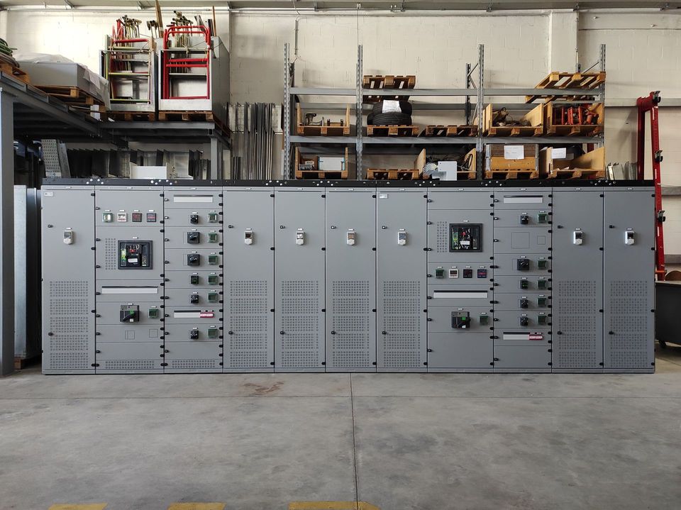 Un grande quadro elettrico è posizionato in un magazzino