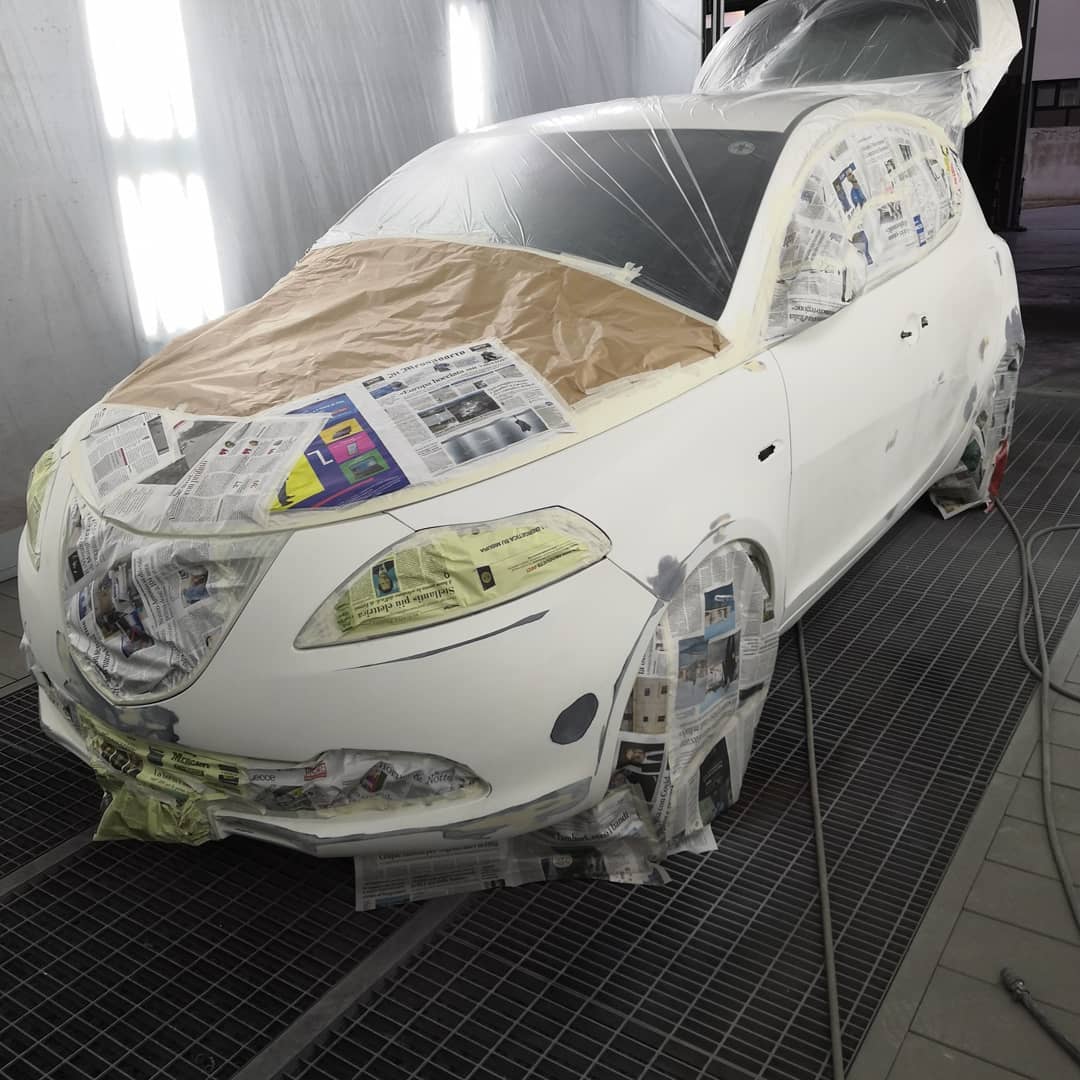 fase di verniciatura auto