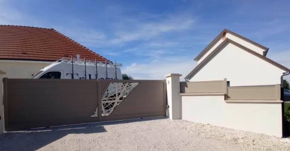 Portail avec motorisation DEA Livi installé par TRIHOME Menuiseries à Bey