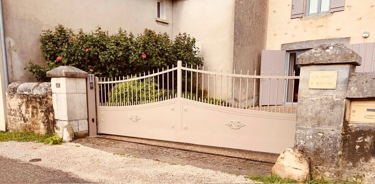 Magnifique Portail autorité ClassAlu de Bredok, dans le Jura by TriHome Menuiseries