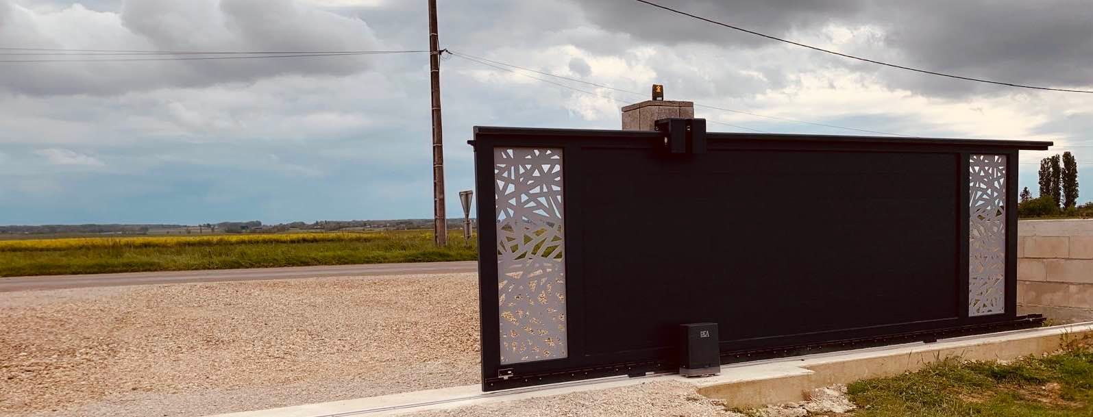 Portail aluminium sur mesure grande largeur et coulissant