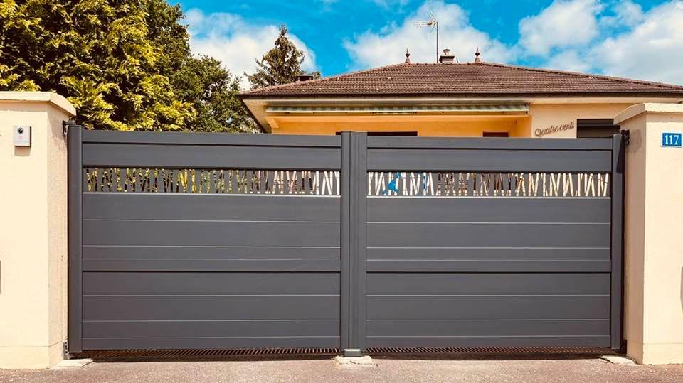 Portail aluminium sur mesure à Saint Germain du Bois by Trihome Menuiseries