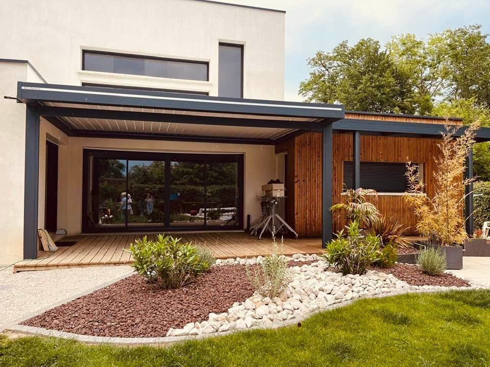 Très belle pergola bioclimatique associée à une pergola toiture. Beautiful by TRIHOME Menuiseries