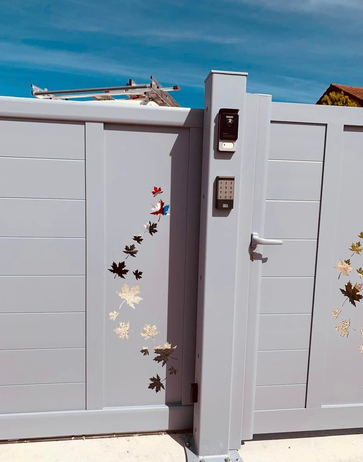 À Sornay (71), bel ensemble Portail en Alu, gamme attractiv motif « feuilles d’érable » découpe jet d’eau ( Art&Portails)
