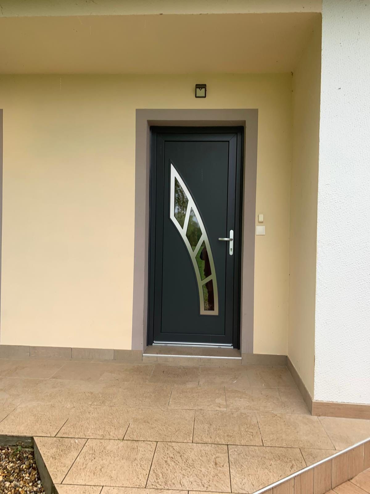 Belle porte d'entrée en Bresse posée
et installée par Trihome Menuiseries