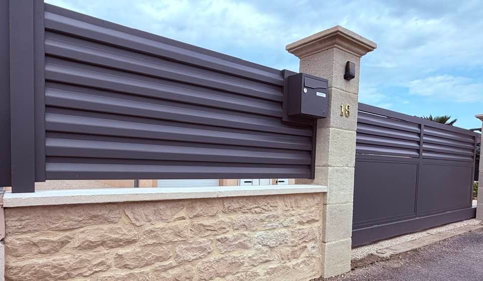 Ensemble portail autoporté et entièrement maçonné by Trihome