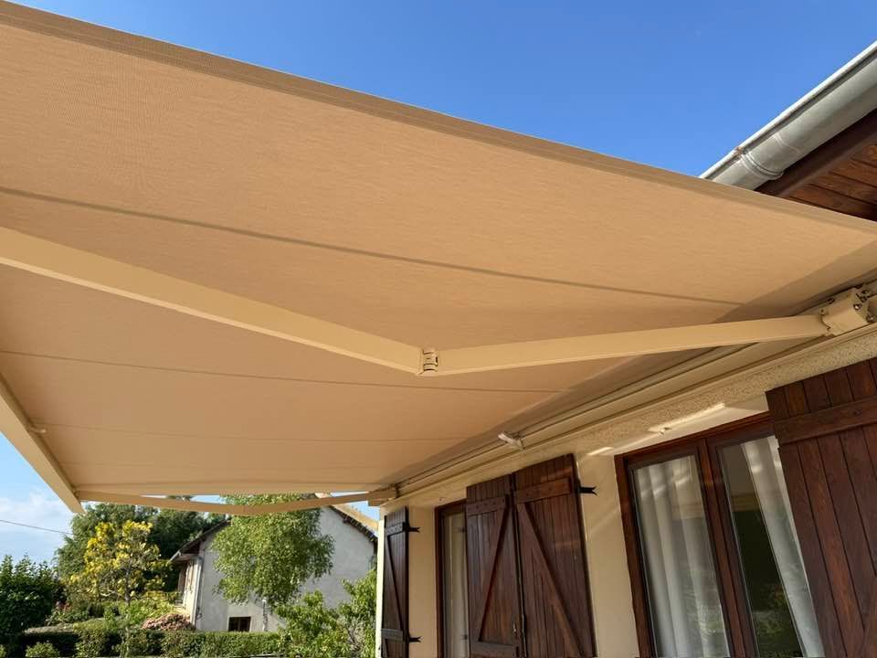 Serley (71),
store banne aluminium motorisé sur mesure grande largeur (6m)