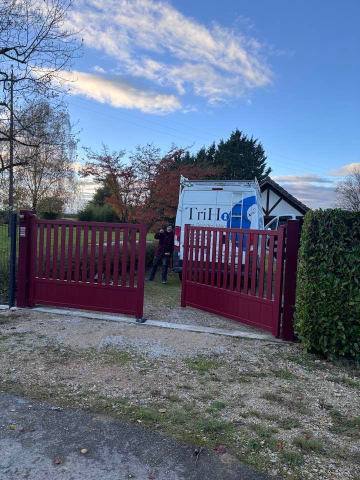 Portail aluminium rouge