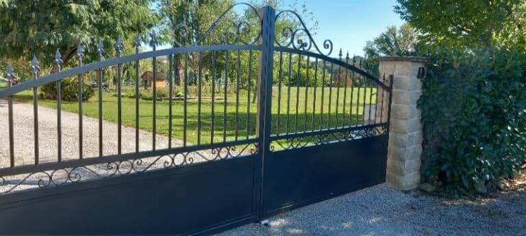 Portail Bredok en teinte martelée argent antique installé par TRIHOME Menuiseries à Saillenard en Bresse Louhannaise