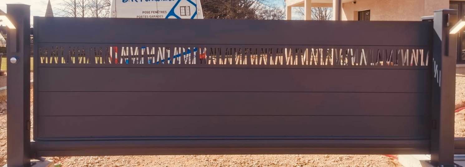 Portail modèle Axihome by me avec motif sur mesure en découpe jet d’eau installé par TRIHOME Menuiseries à Baudrières en Bresse Louhannaise