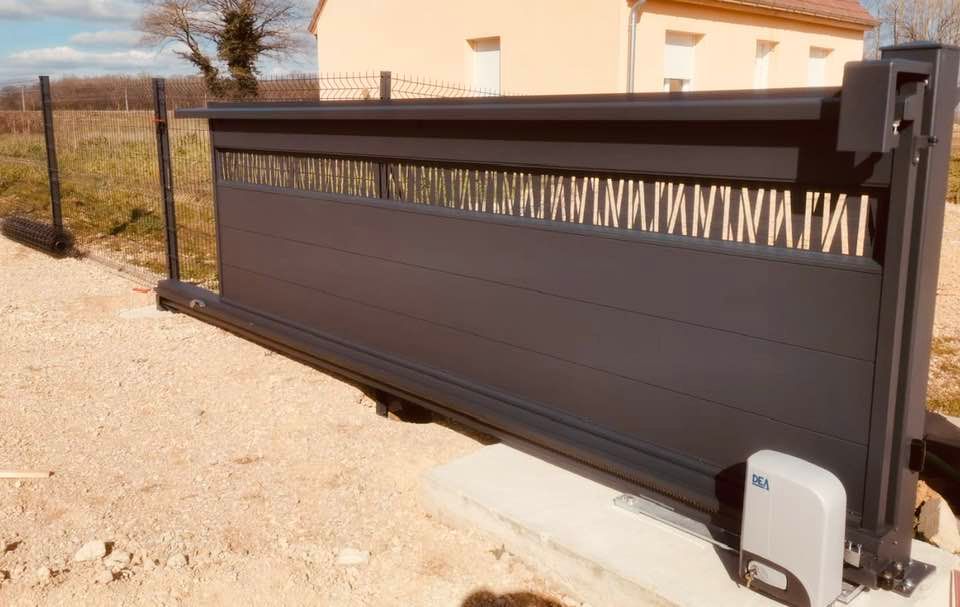Portail avec motorisation DEA Livi installé par TRIHOME Menuiseries à Baudrières