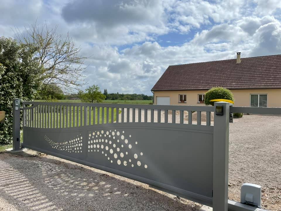 Beau portail coulissant autoporté sur mesure installé à La Chapelle Saint Sauveur par TRIHOME Menuiseries, en Bresse bourguignonne