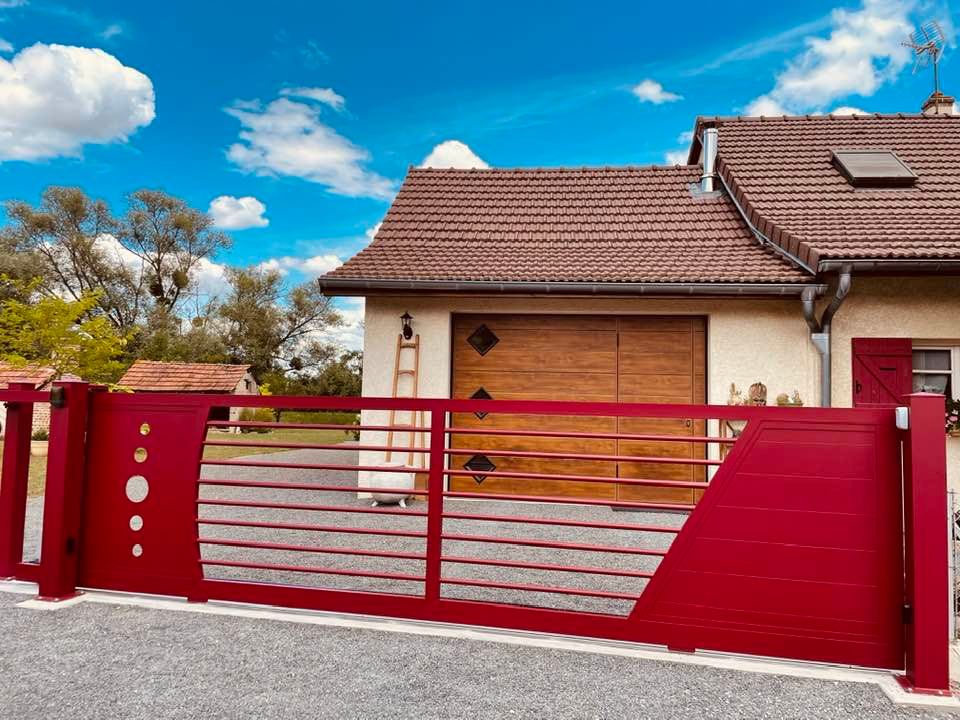 Portail réalisé par Bredok installé par TRIHOME Menuiseries à Fretterans