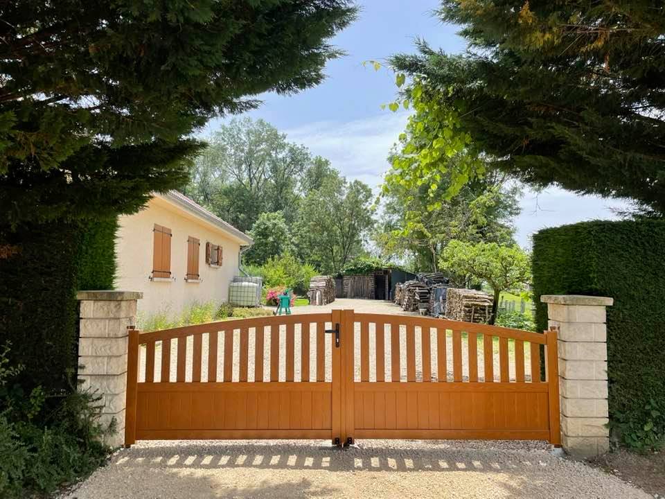 Beau portail traditionnel manuel installé à Pierre-de-Bresse par TRIHOME Menuiseries, en Bresse bourguignonne