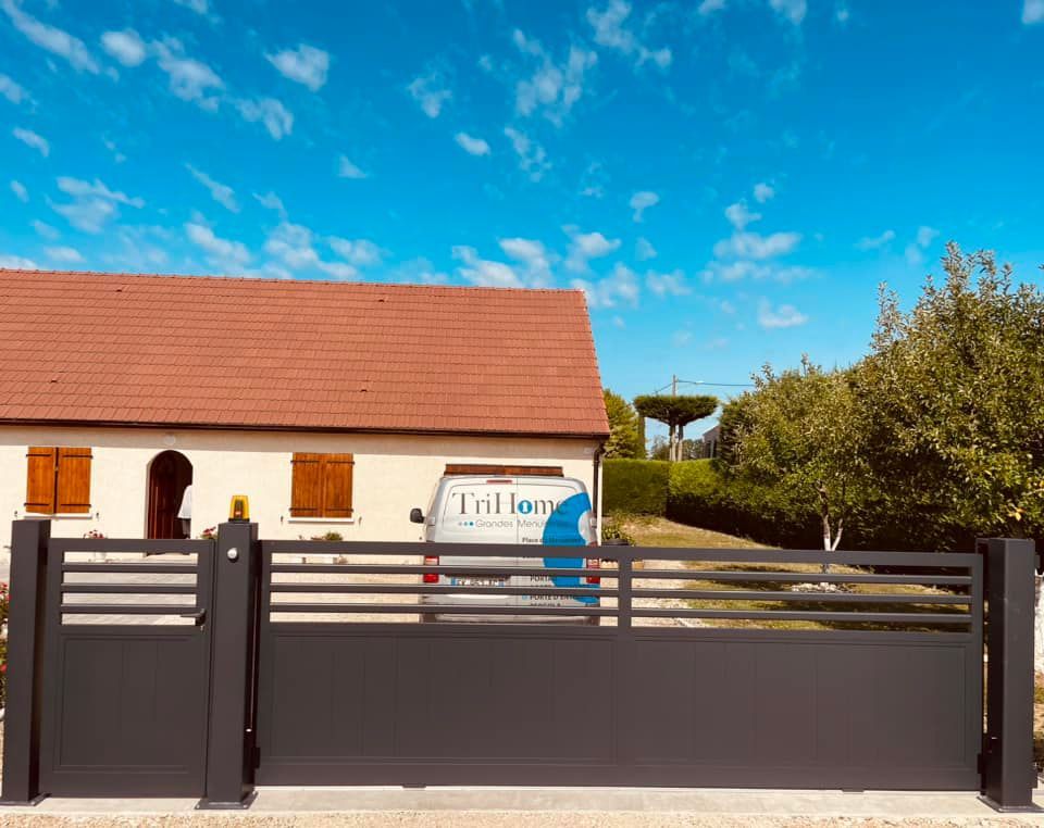 Bel ensemble portail et portillon Bredok installé à Terrans par TRIHOME Menuiseries, en Bresse bourguignonne