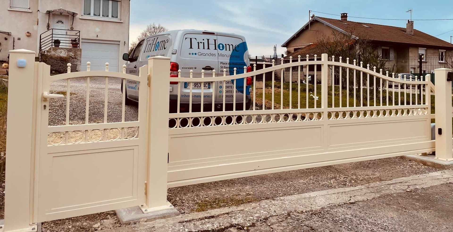 Bel ensemble portail traditionnel sur mesure installé à Savigny-en-Revermont par TRIHOME Menuiseries, en Bresse bourguignonne