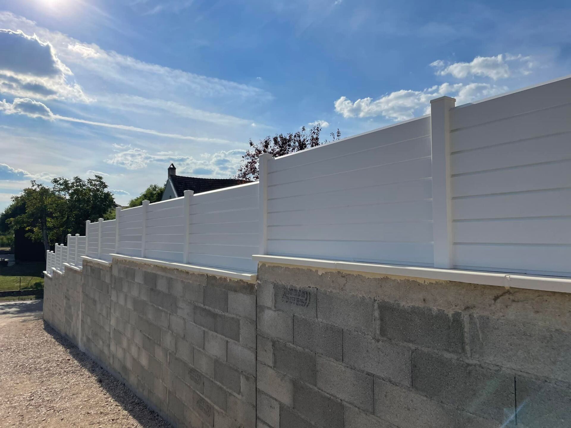 Clôture aluminium grande longueur installée par TRIHOME Menuiseries à Authumes en Bresse Louhannaise