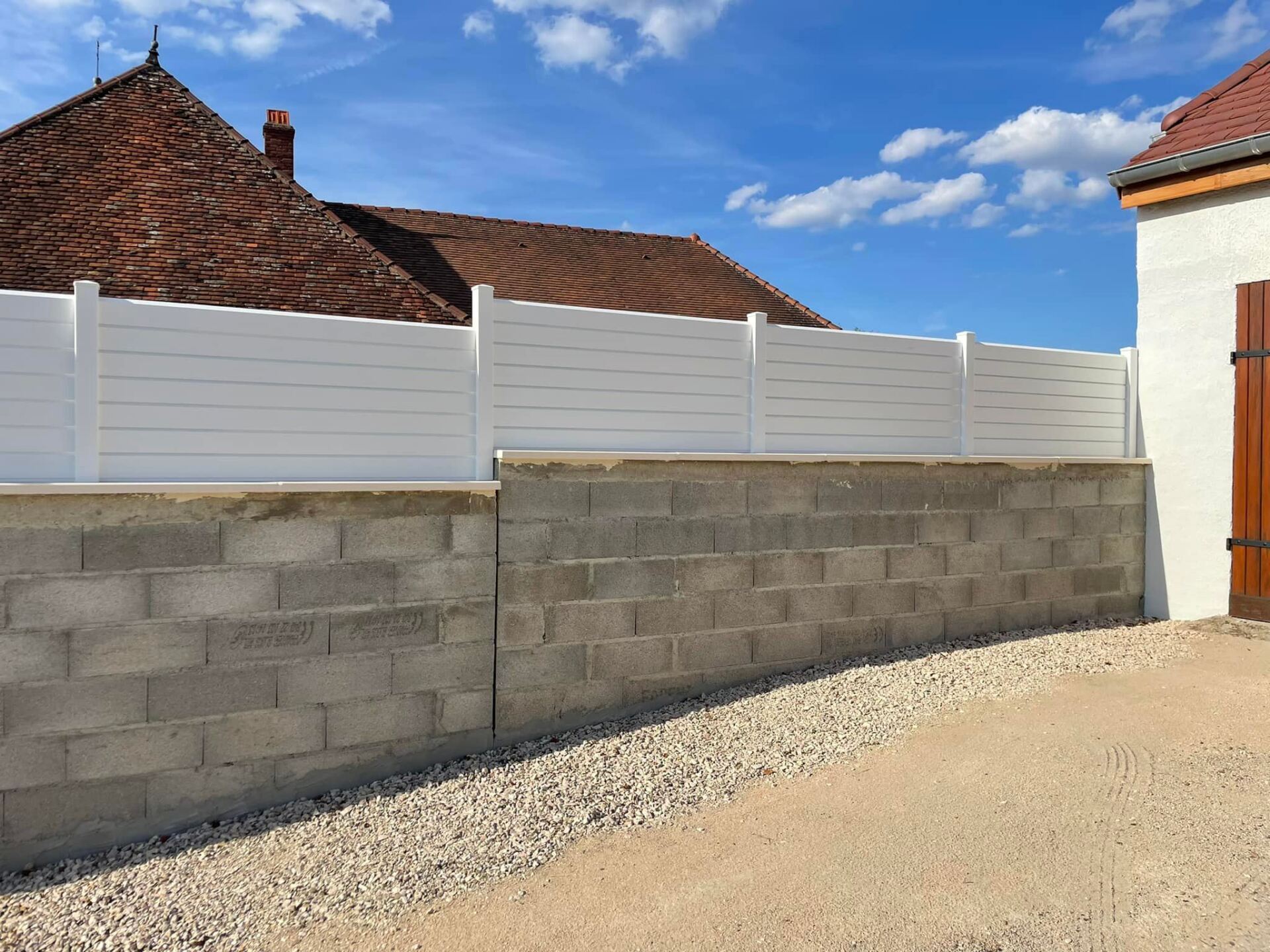 Clôture avec pose scellée avec carottage préalable du support installée par TRIHOME Menuiseries à Authumes