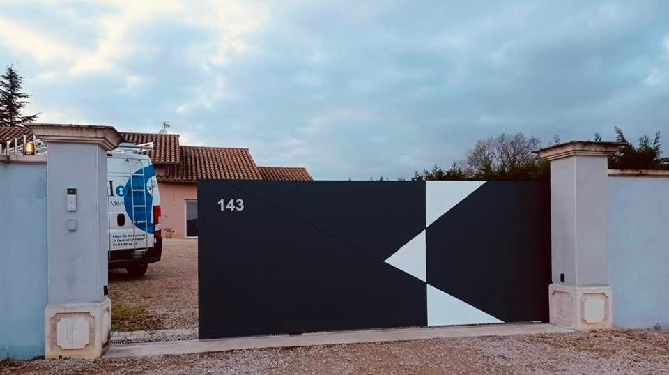 Portail modèle Prism de Bredok installé à Brienne par TRIHOME Menuiseries, en Bresse bourguignonne
