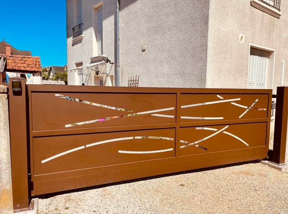 Portail en teinte spécifique « Brown Slate » avec effet sablé installé par TRIHOME Menuiseries à Mervans