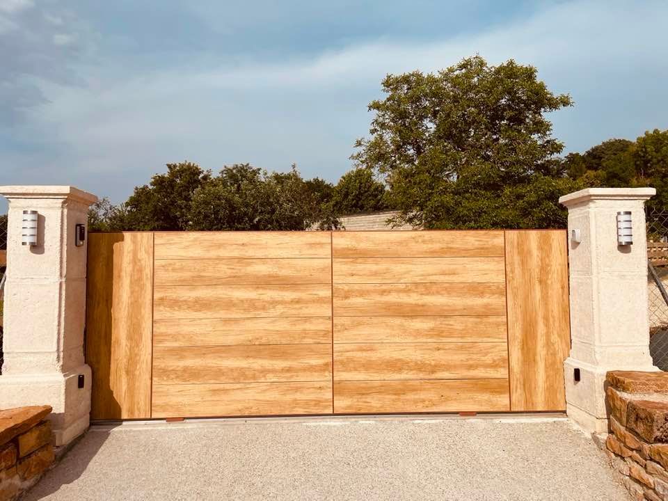 Portail Woodstock by Bredok aspect bois scié installé à Nanton par TRIHOME Menuiseries, en Bresse bourguignonne
