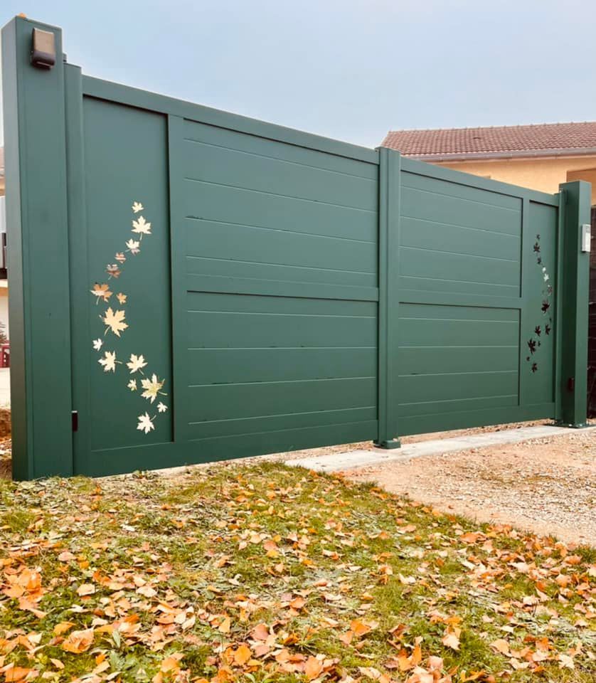 Portail motorisation DEA Geko installé par TRIHOME Menuiseries à Cousance en Bresse Louhannaise