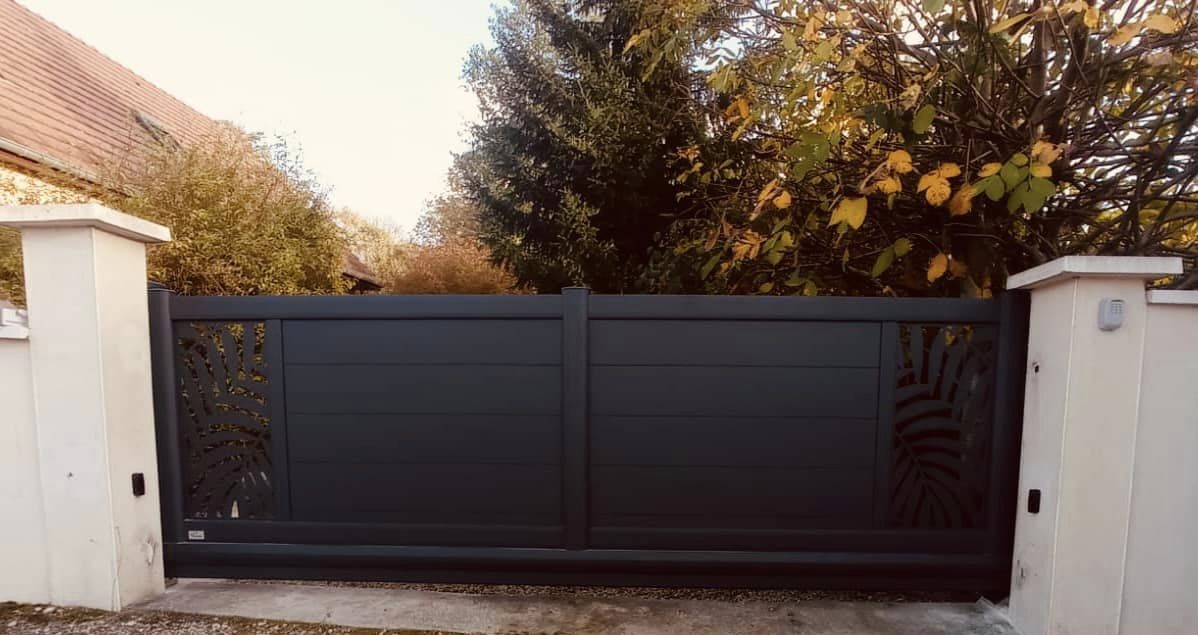 Portillon et portail autoporté sur mesure installés par TRIHOME Menuiseries à Corcelles-lès-Cîteaux en Bresse Louhannaise