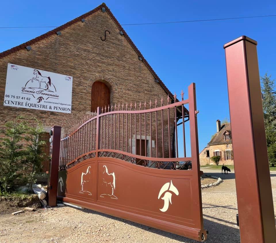 Portail autoporté motorisation DEA Livi Boost installé par TRIHOME Menuiseries à Terrans en Bresse Louhannaise
