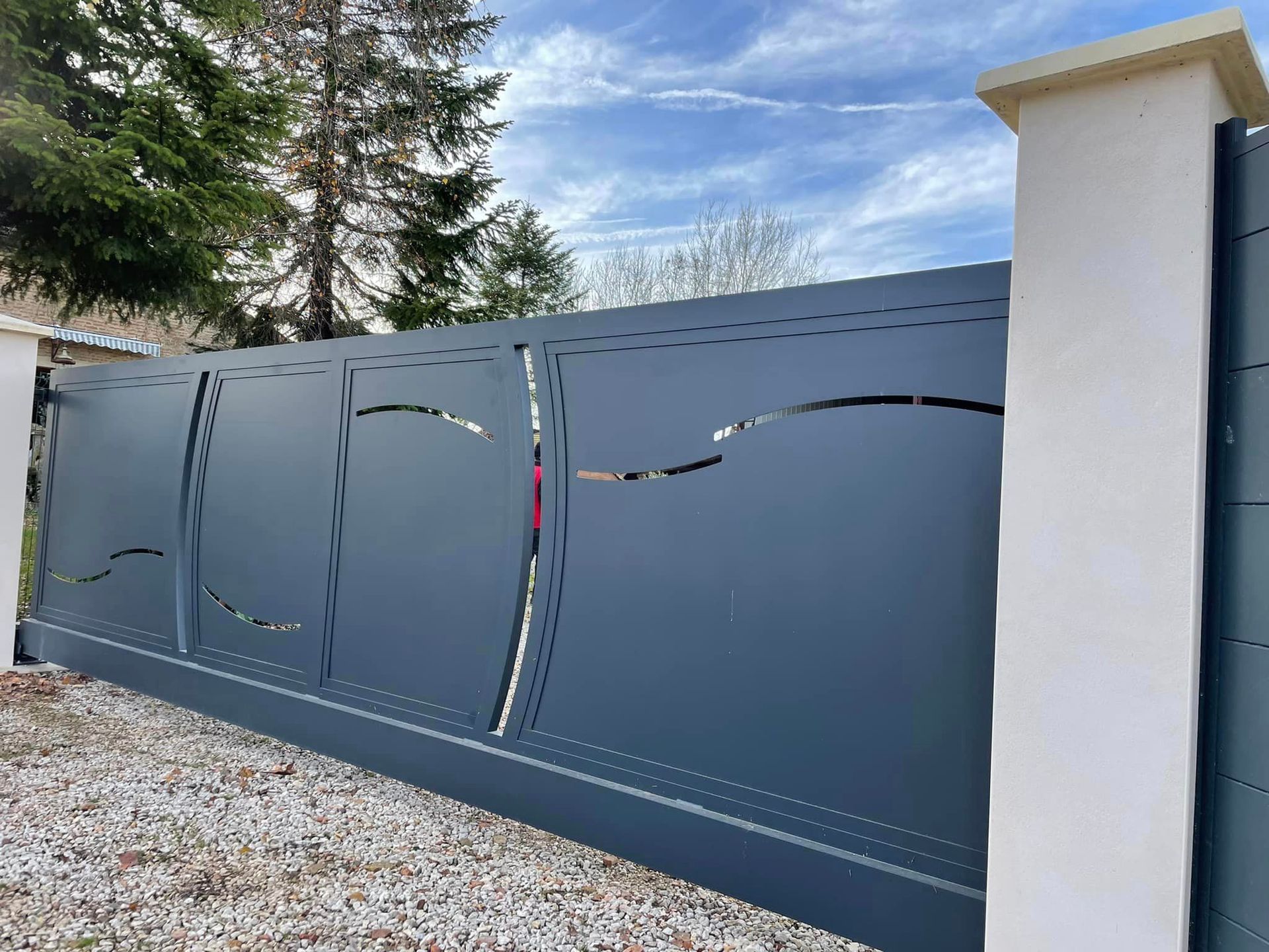 Portail autoporté sur mesure installé à Charette-Varennes par TRIHOME Menuiseries, en Bresse bourguignonne