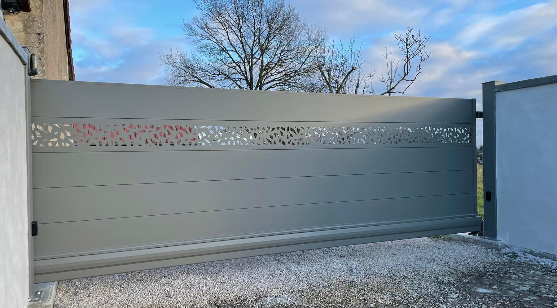 Portail autoporté motorisation DEA Livi installé par TRIHOME Menuiseries à Mervans en Bresse Louhannaise