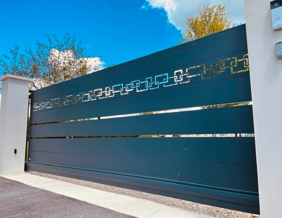 Portail motorisé via moteur DEA Livi installé par TRIHOME Menuiseries à Labergement-lès-Seurre