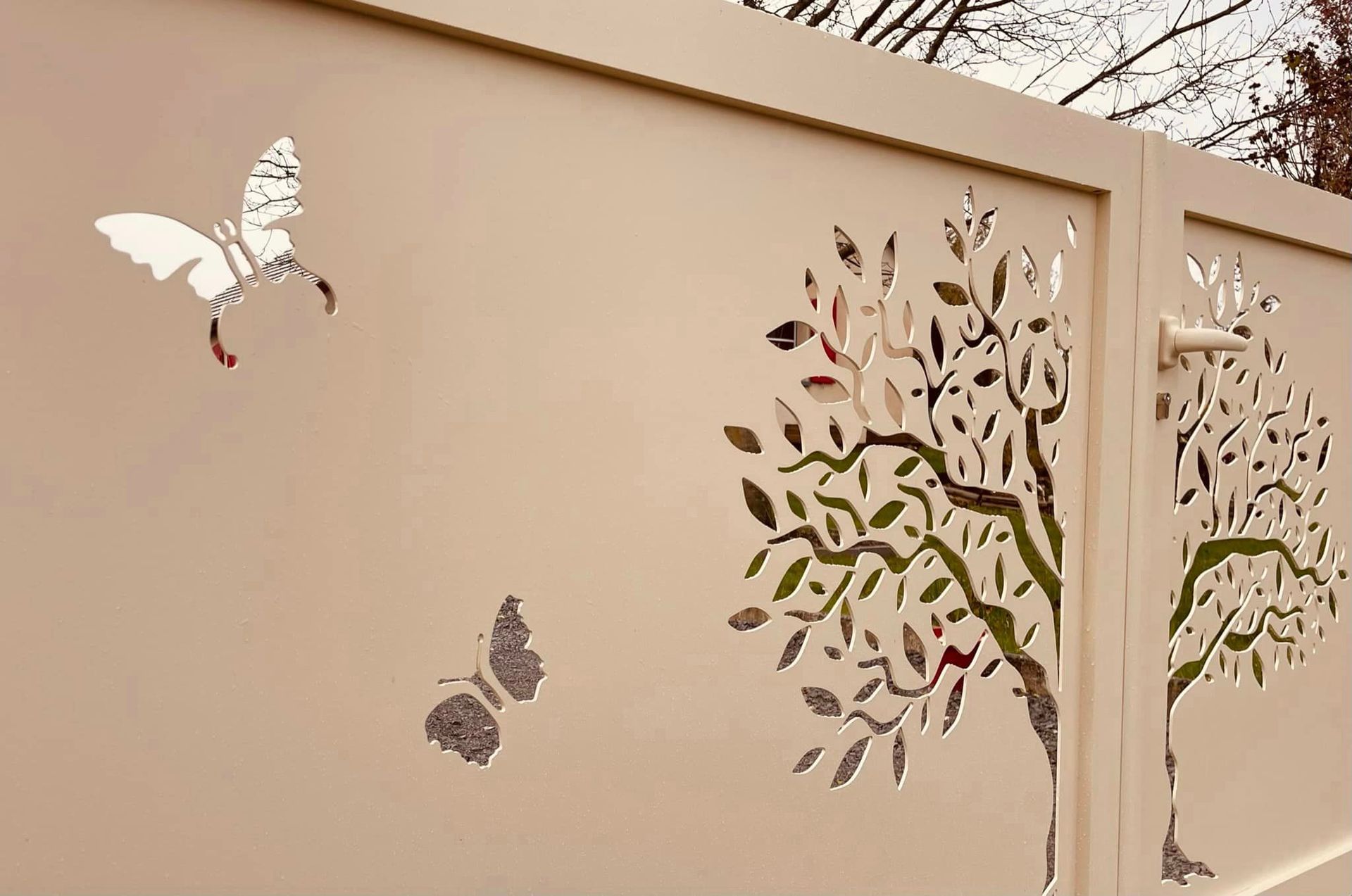 Portail BREDOK unique sur mesure installé à Mouthier-en-Bresse par TRIHOME Menuiseries, en Bresse bourguignonne